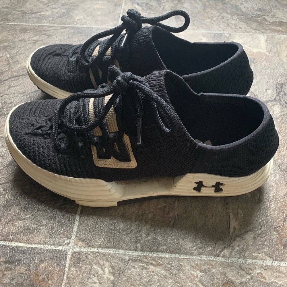Women’s under Armour sneakers size 6